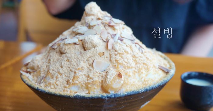 釜山夏天美食|雪冰설빙海雲台分店，沒想到黃豆粉跟年糕這麼搭。