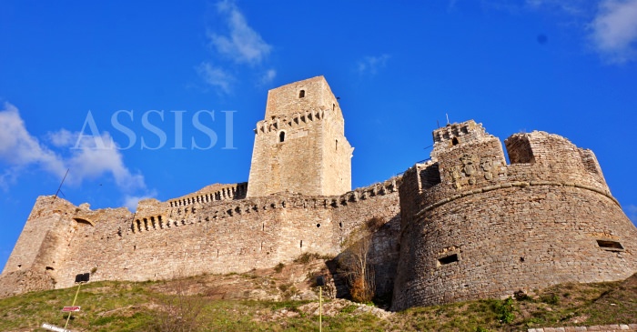【義大利阿西西Assisi自由行攻略】交通景點歷史、住宿推薦、兩天一夜行程，聖誕節古城
