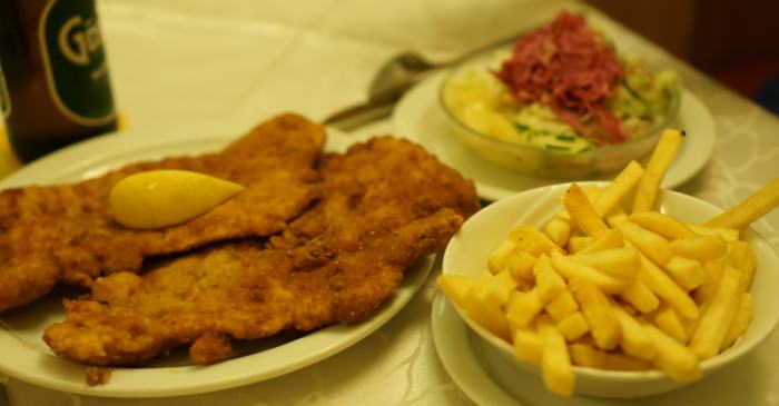 【維也納美食推薦】Schnitzelwirt比臉還大的炸豬排，10歐有找超便宜