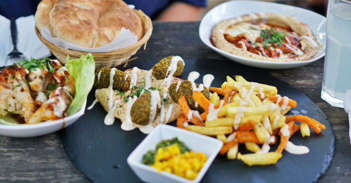 柏林美食|鷹嘴豆料理餐廳Kanaan，在花園沙灘上吃Falafel