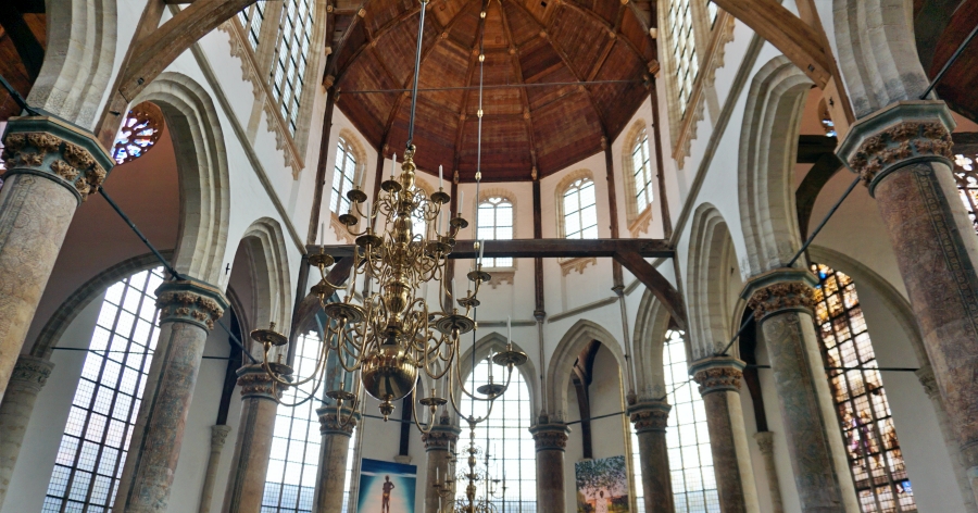 【阿姆斯特丹景點】老教堂Oude Kerk，埋葬了一萬人的現代藝術展館