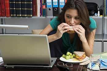 woman-eating-lunch-348kt100910